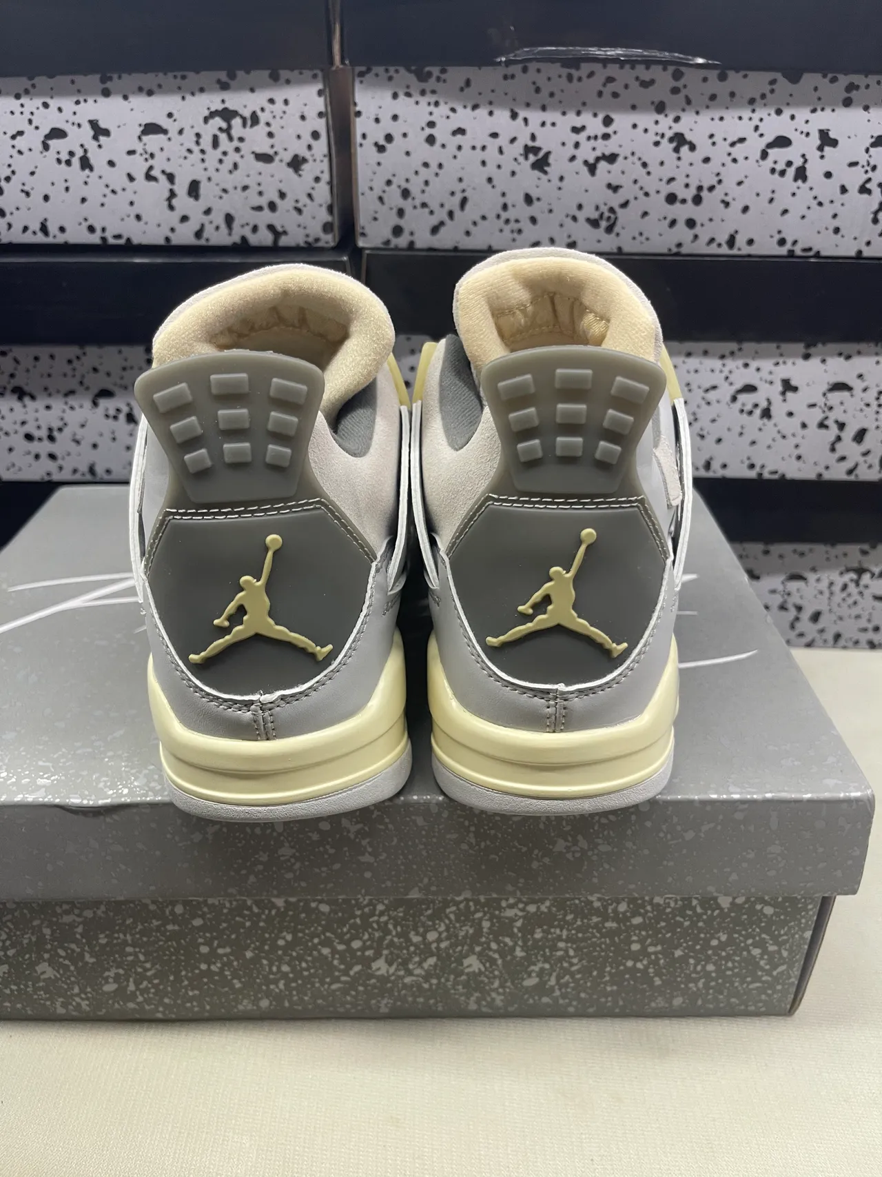 Air Jordan 4 Tênis de Basquete Cinza Claro e Creme 4