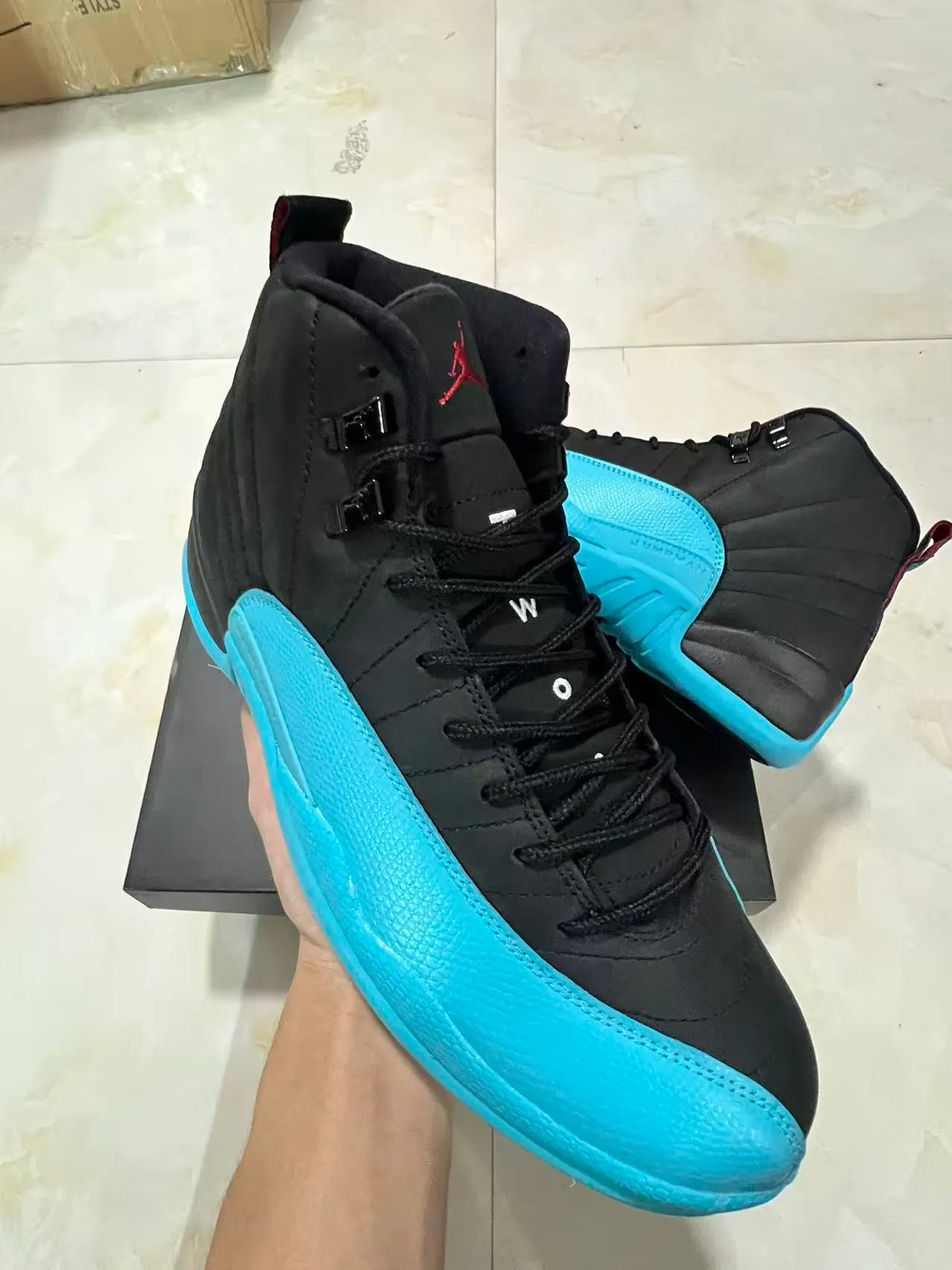 Zapatillas de baloncesto Air Jordan de caña alta en negro y azul con cuello acolchado 2