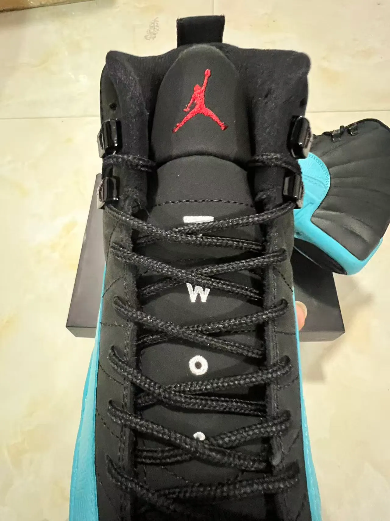 Zapatillas de baloncesto Air Jordan de caña alta en negro y azul con cuello acolchado 4