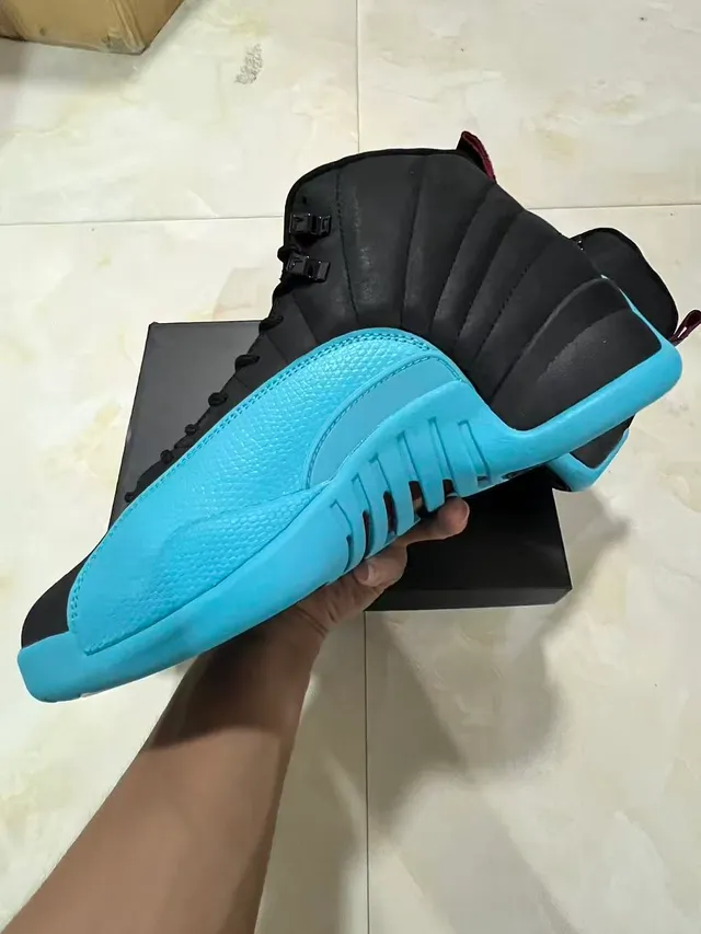 Zapatillas de baloncesto Air Jordan de caña alta en negro y azul con cuello acolchado 5