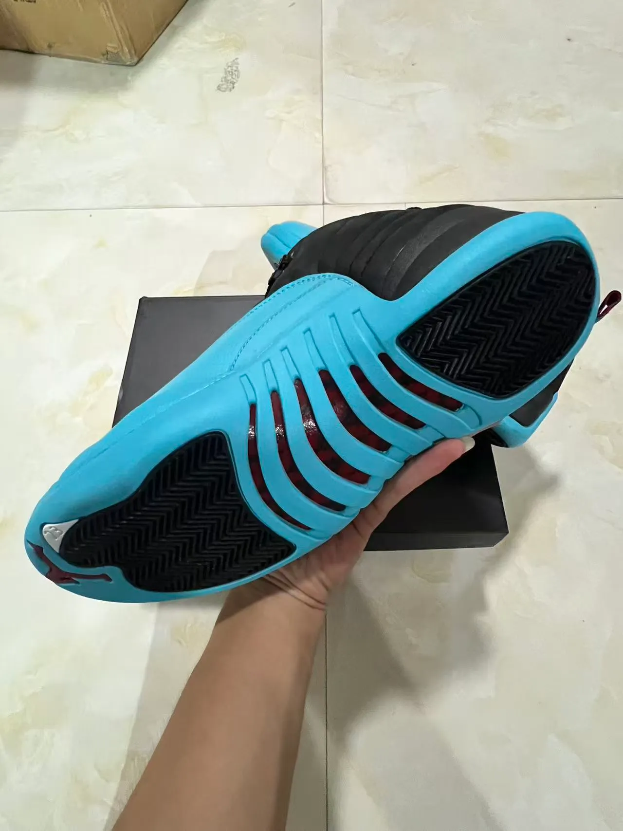 Zapatillas de baloncesto Air Jordan de caña alta en negro y azul con cuello acolchado 6
