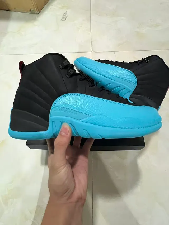 Zapatillas de baloncesto Air Jordan de caña alta en negro y azul con cuello acolchado 7