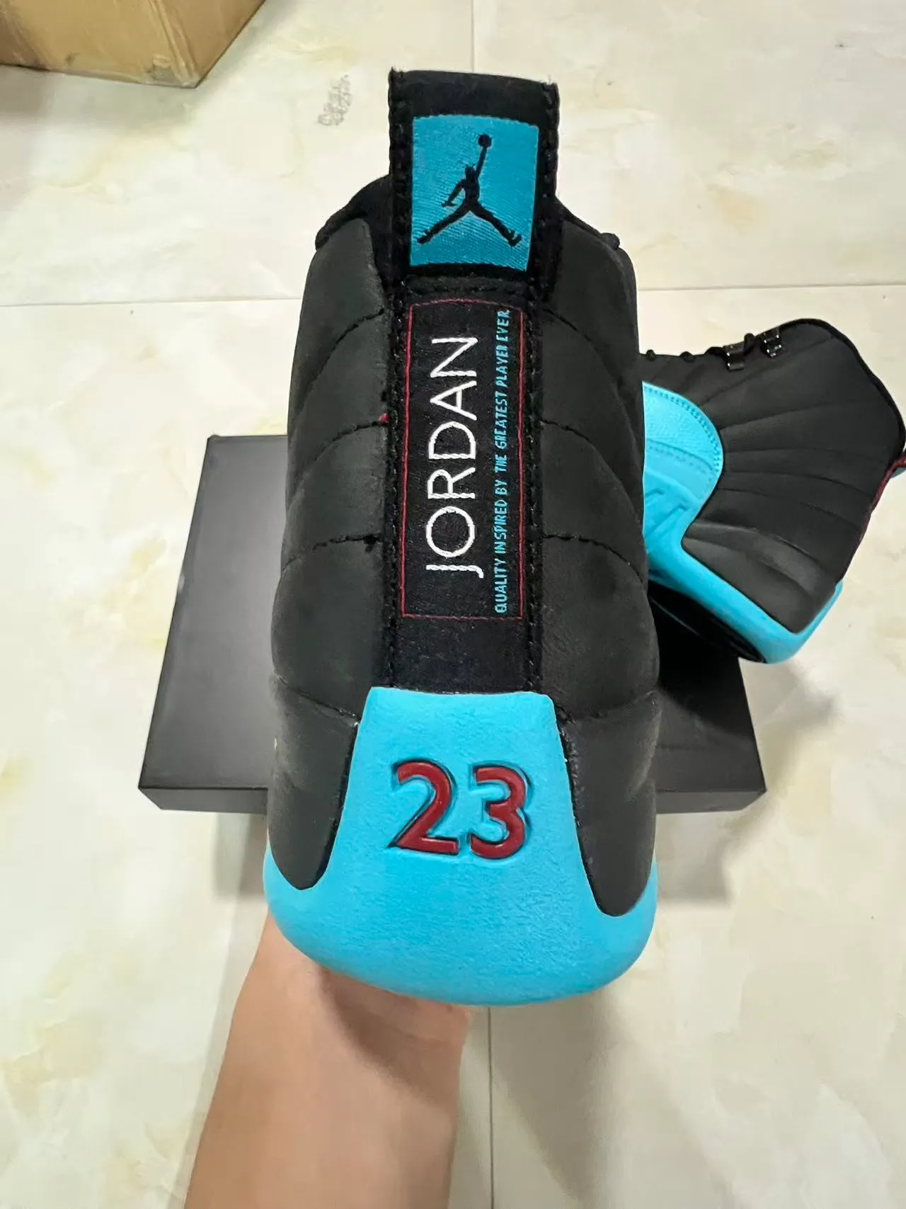 Zapatillas de baloncesto Air Jordan de caña alta en negro y azul con cuello acolchado 8