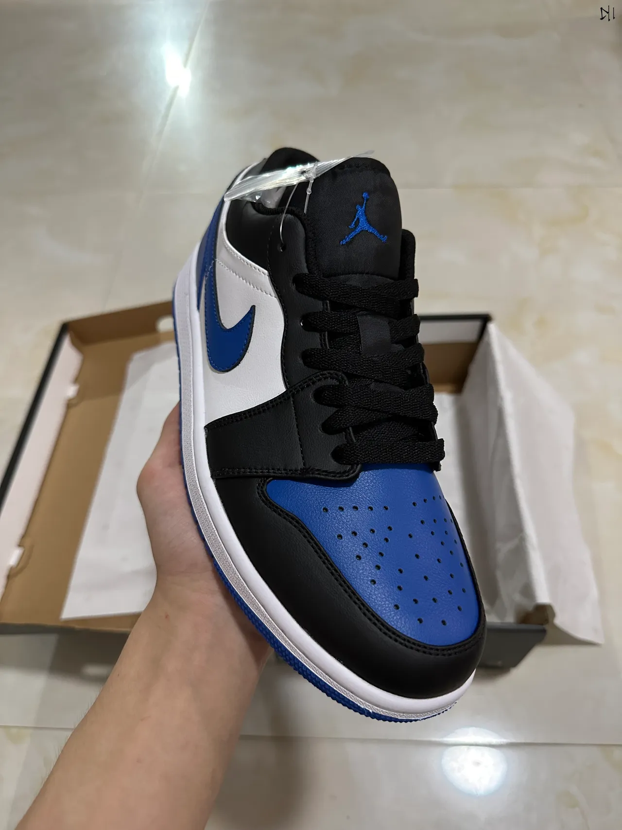 Chaussures de basketball basses à empiècements en cuir Air Jordan noir et bleu 2