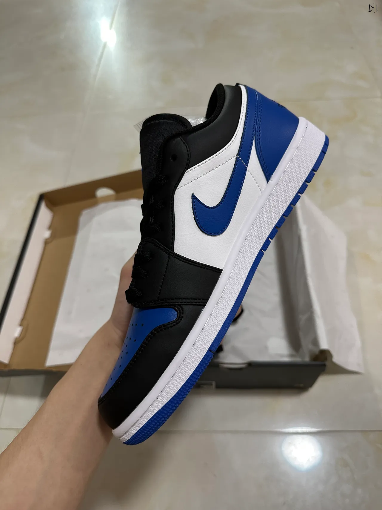 Chaussures de basketball basses à empiècements en cuir Air Jordan noir et bleu 4