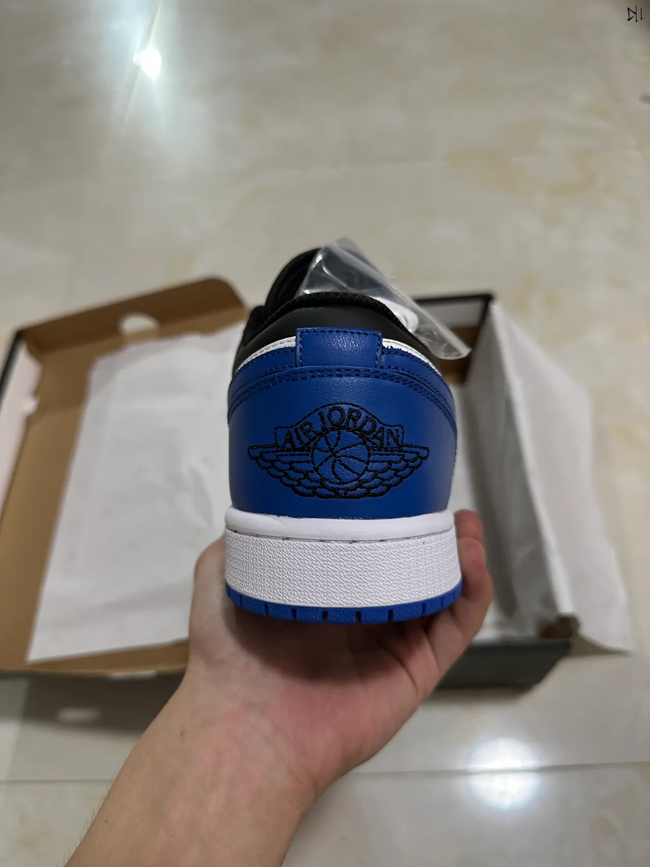 Chaussures de basketball basses à empiècements en cuir Air Jordan noir et bleu 6