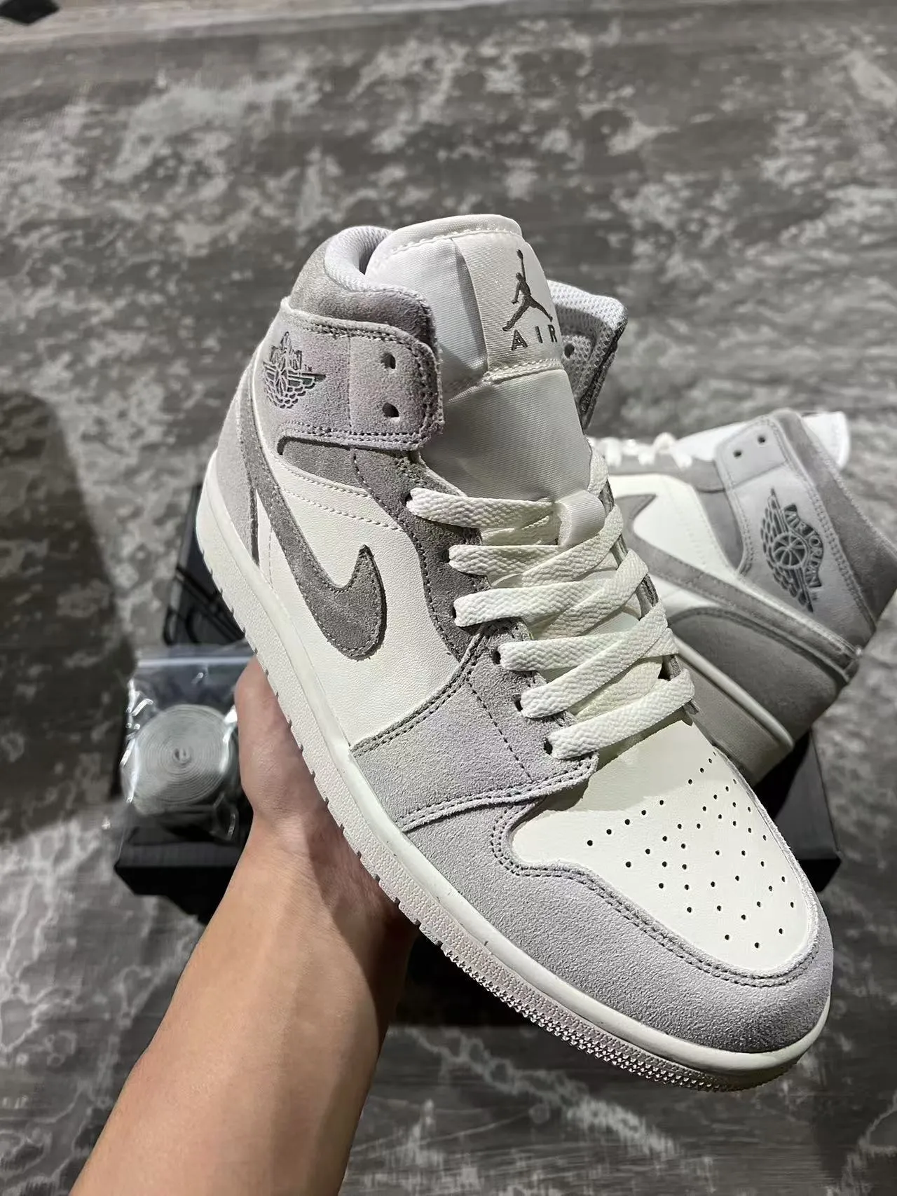 Tênis de basquete cano alto Air Jordan em mistura de camurça e couro cinza e branco 2