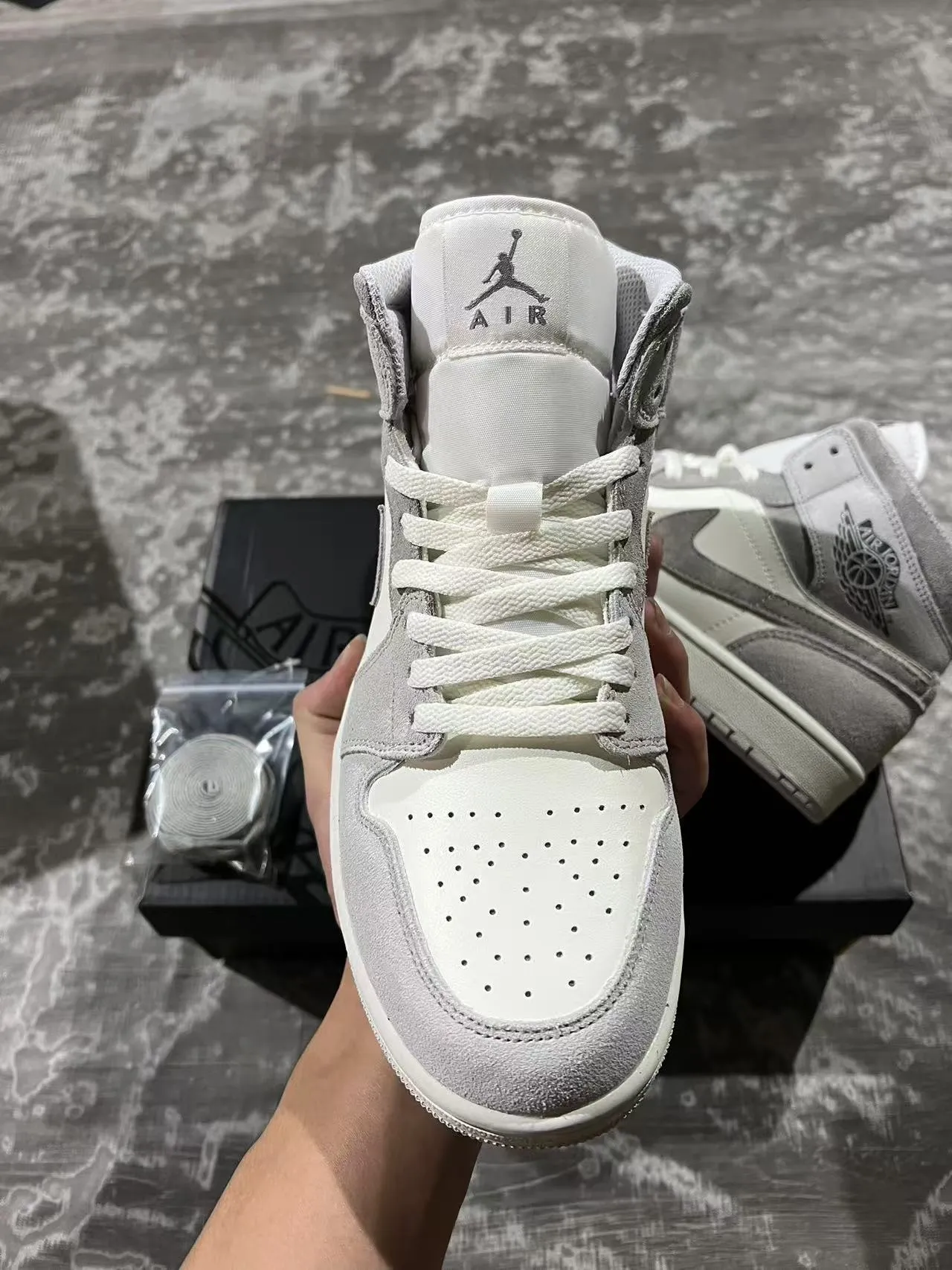 Tênis de basquete cano alto Air Jordan em mistura de camurça e couro cinza e branco 3