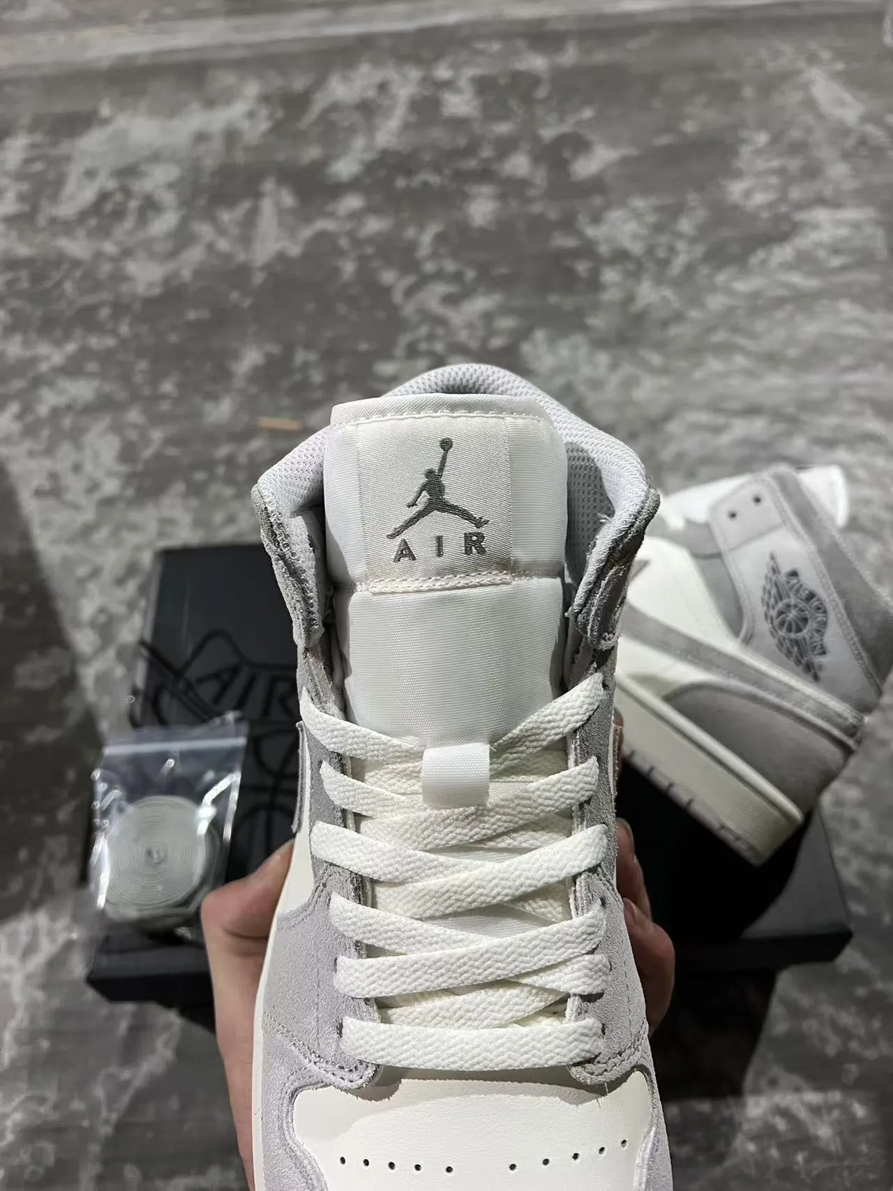Tênis de basquete cano alto Air Jordan em mistura de camurça e couro cinza e branco 4
