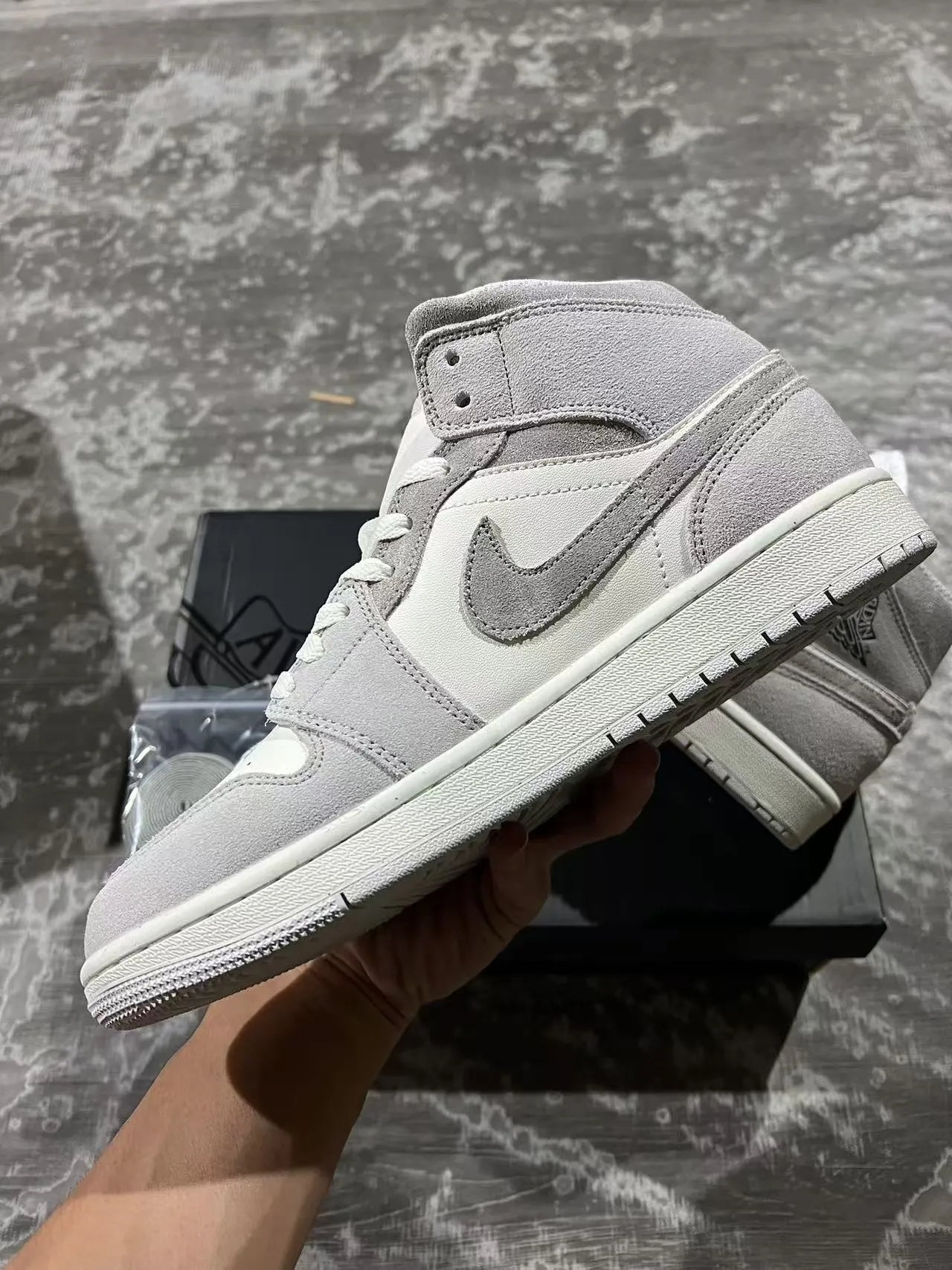Tênis de basquete cano alto Air Jordan em mistura de camurça e couro cinza e branco 5