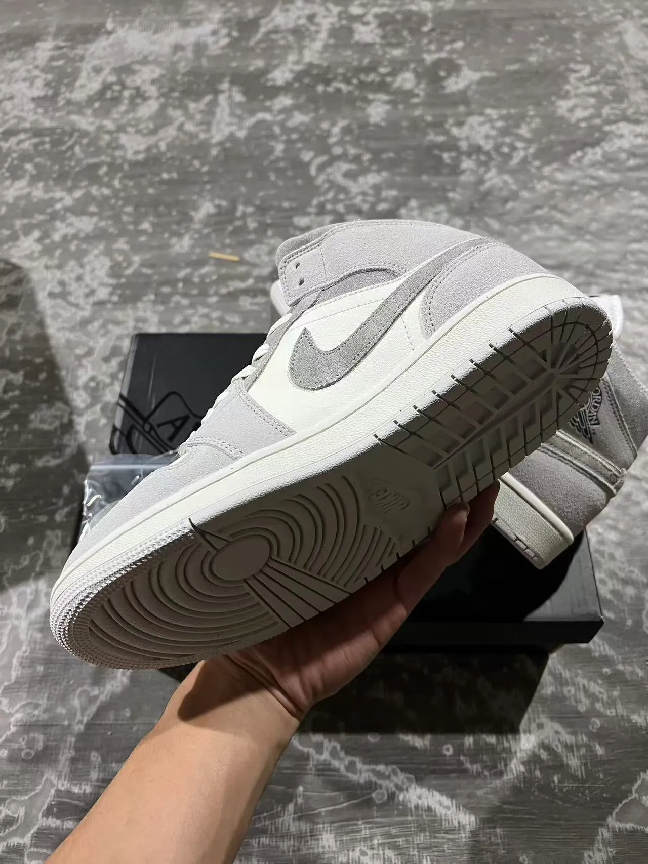 Tênis de basquete cano alto Air Jordan em mistura de camurça e couro cinza e branco 6
