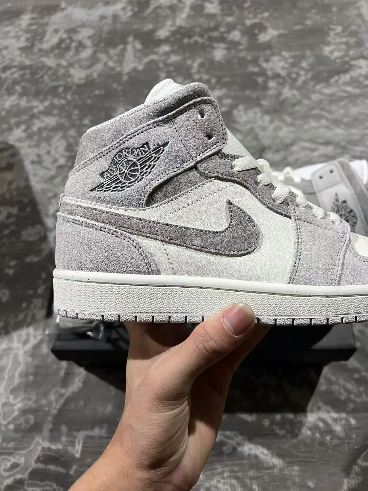 Tênis de basquete cano alto Air Jordan em mistura de camurça e couro cinza e branco 7
