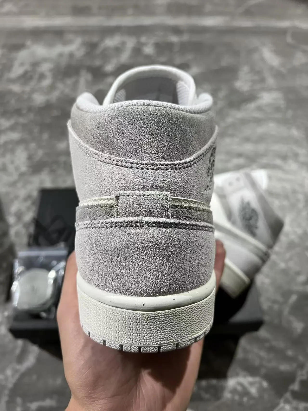 Tênis de basquete cano alto Air Jordan em mistura de camurça e couro cinza e branco 8