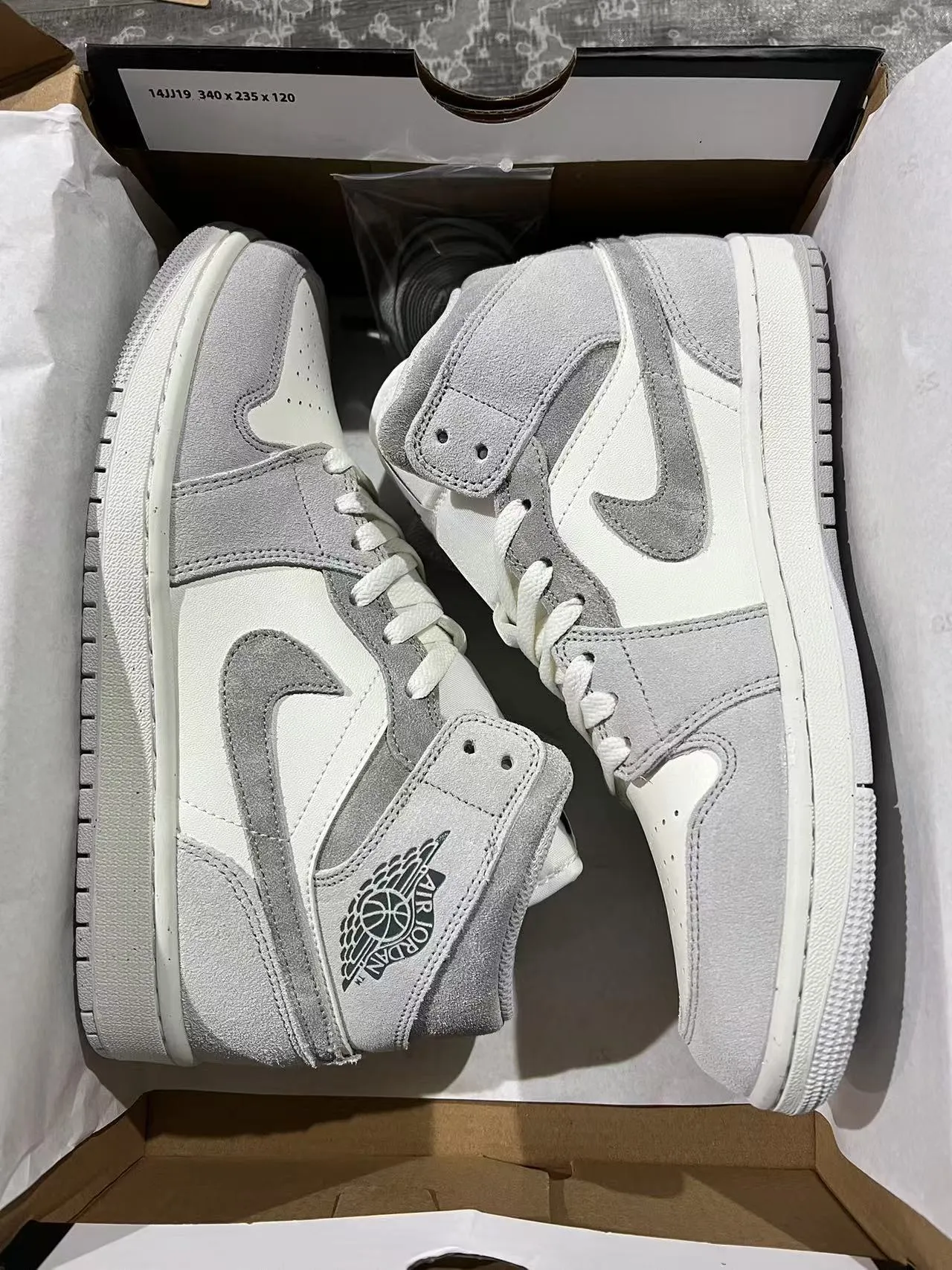 Tênis de basquete cano alto Air Jordan em mistura de camurça e couro cinza e branco 9