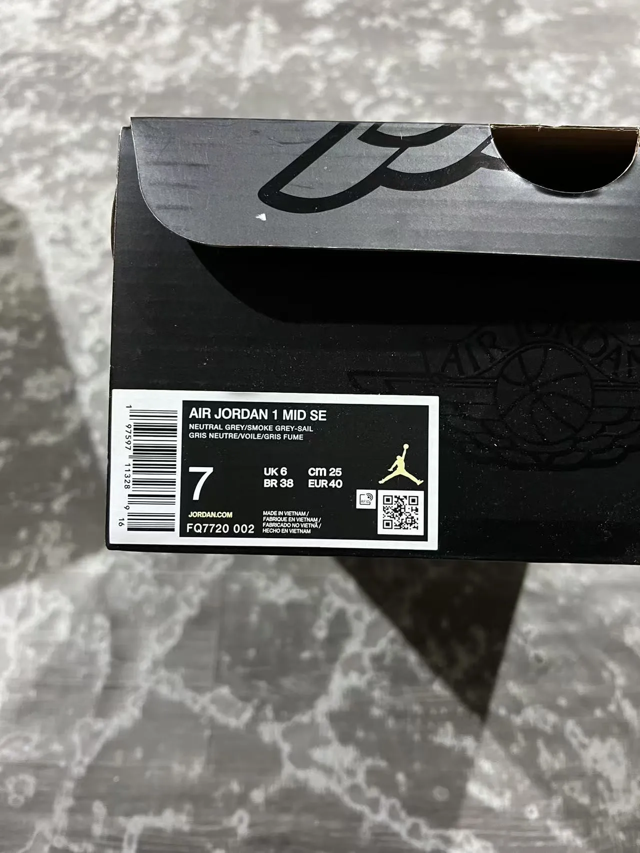 Tênis de basquete cano alto Air Jordan em mistura de camurça e couro cinza e branco 10