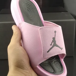 Air Jordan पिंक ब्लैक पेबल्ड लेदर-जैसे अपर और मोल्डेड फुटबेड स्लिपर्स