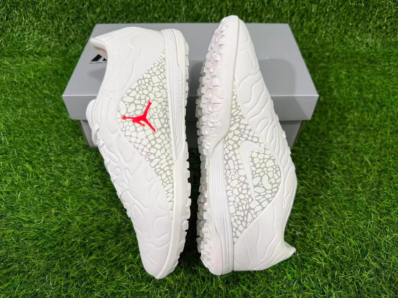 Zapatillas de fútbol turf Air Jordan Turf blanco y naranja 2