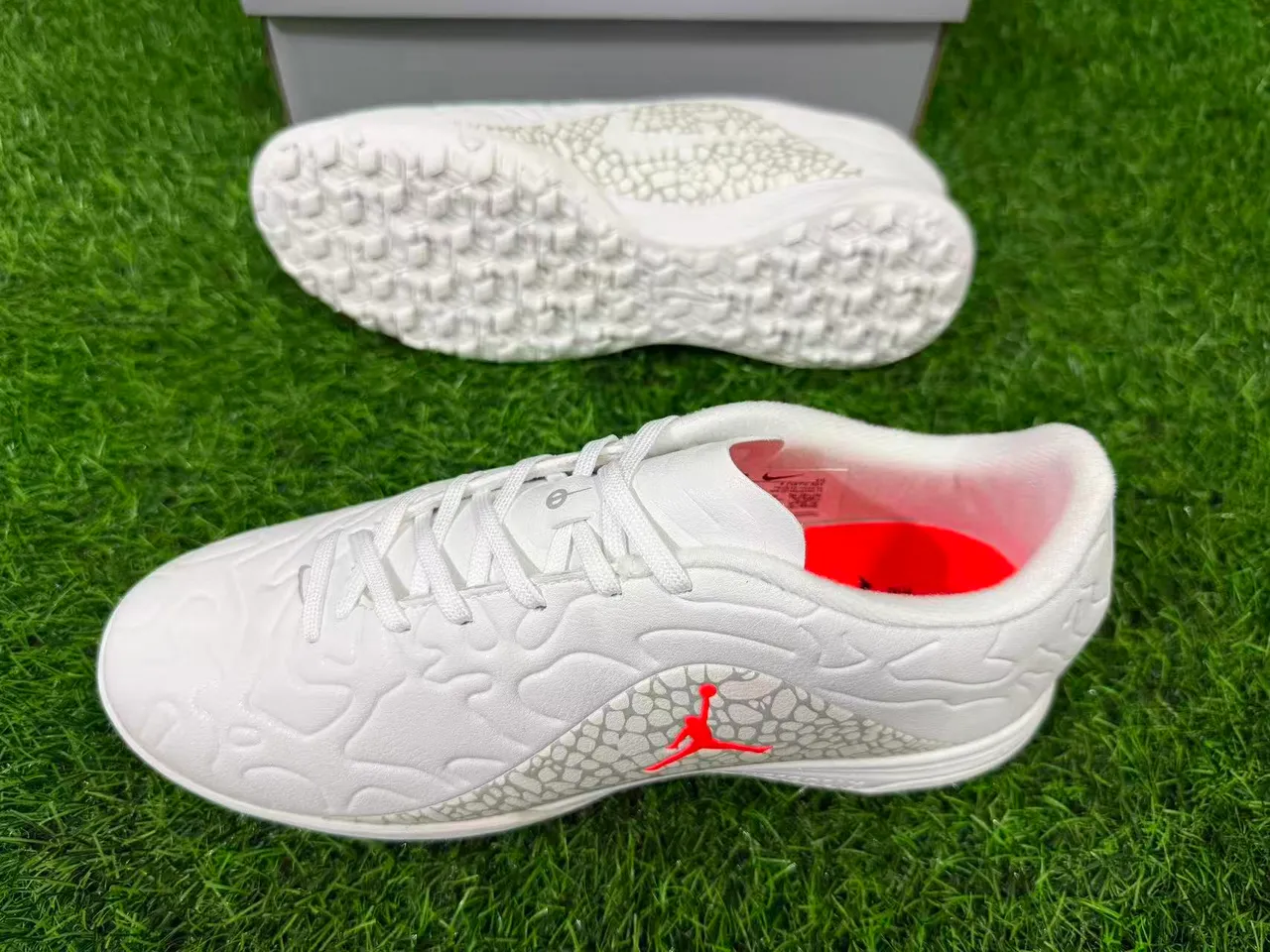 Zapatillas de fútbol turf Air Jordan Turf blanco y naranja 3