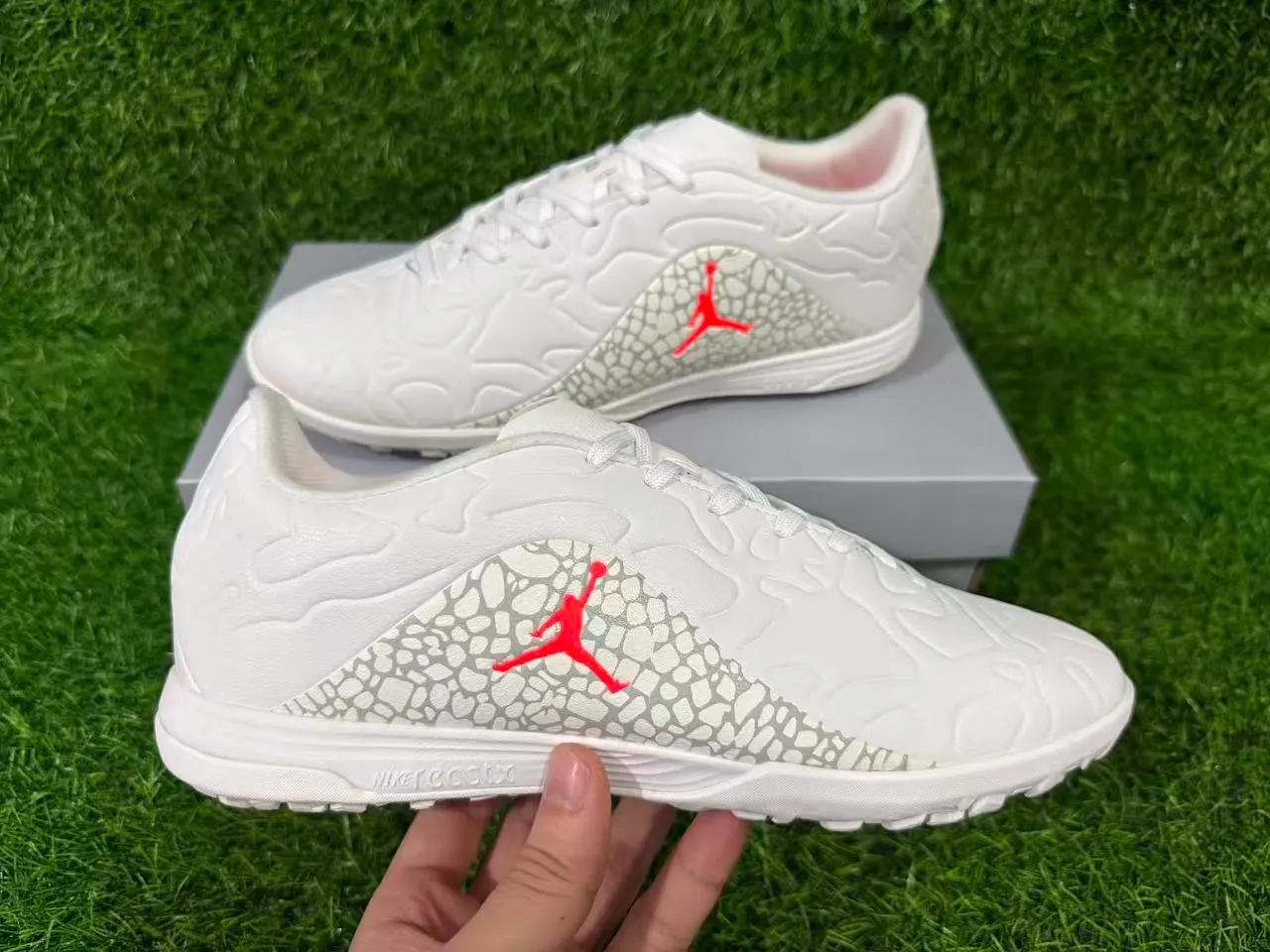 Zapatillas de fútbol turf Air Jordan Turf blanco y naranja 4