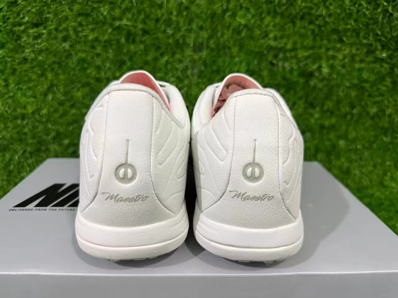 Zapatillas de fútbol turf Air Jordan Turf blanco y naranja 5