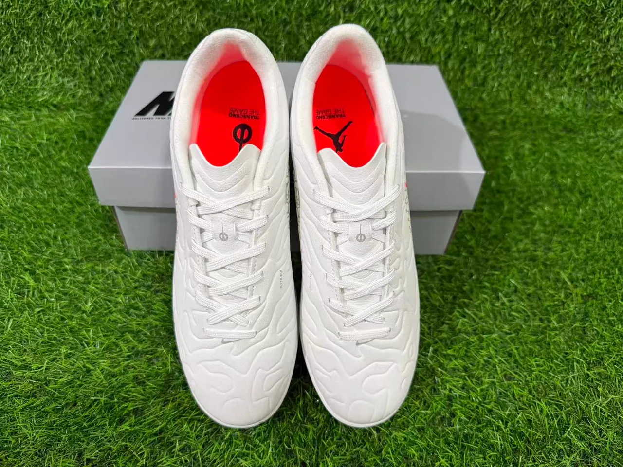 Zapatillas de fútbol turf Air Jordan Turf blanco y naranja 6