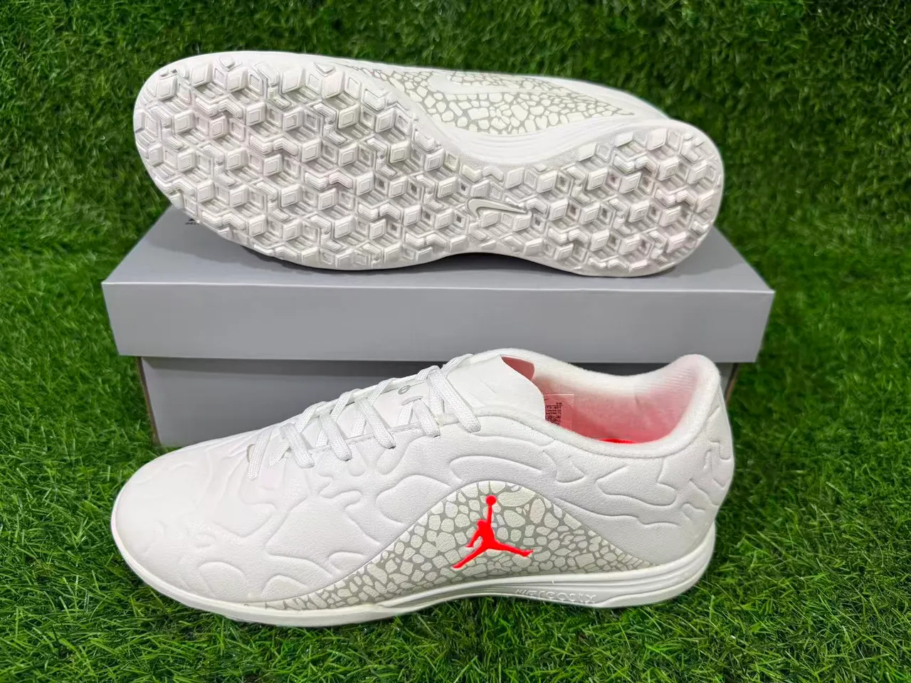 Zapatillas de fútbol turf Air Jordan Turf blanco y naranja 7