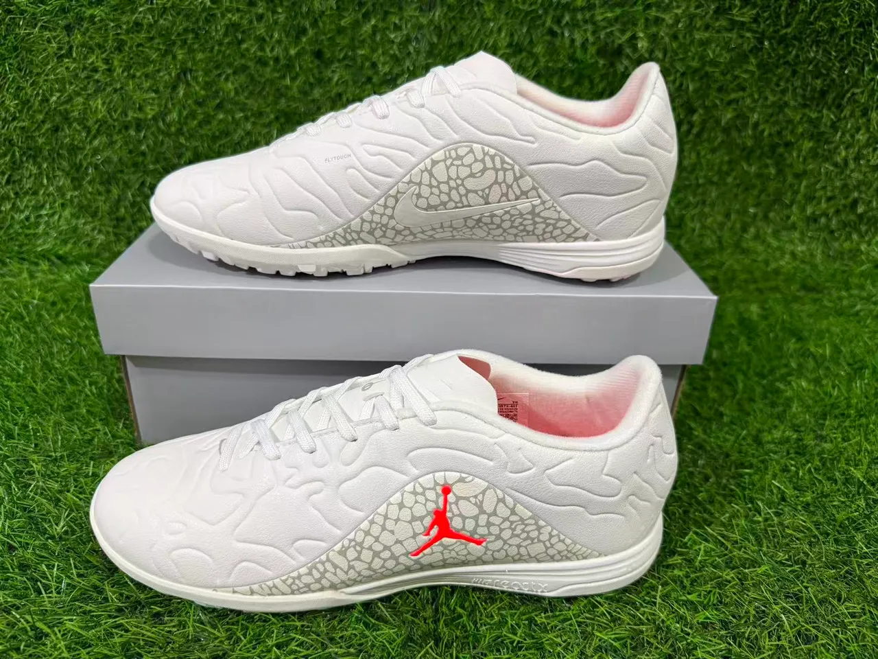 Zapatillas de fútbol turf Air Jordan Turf blanco y naranja 8