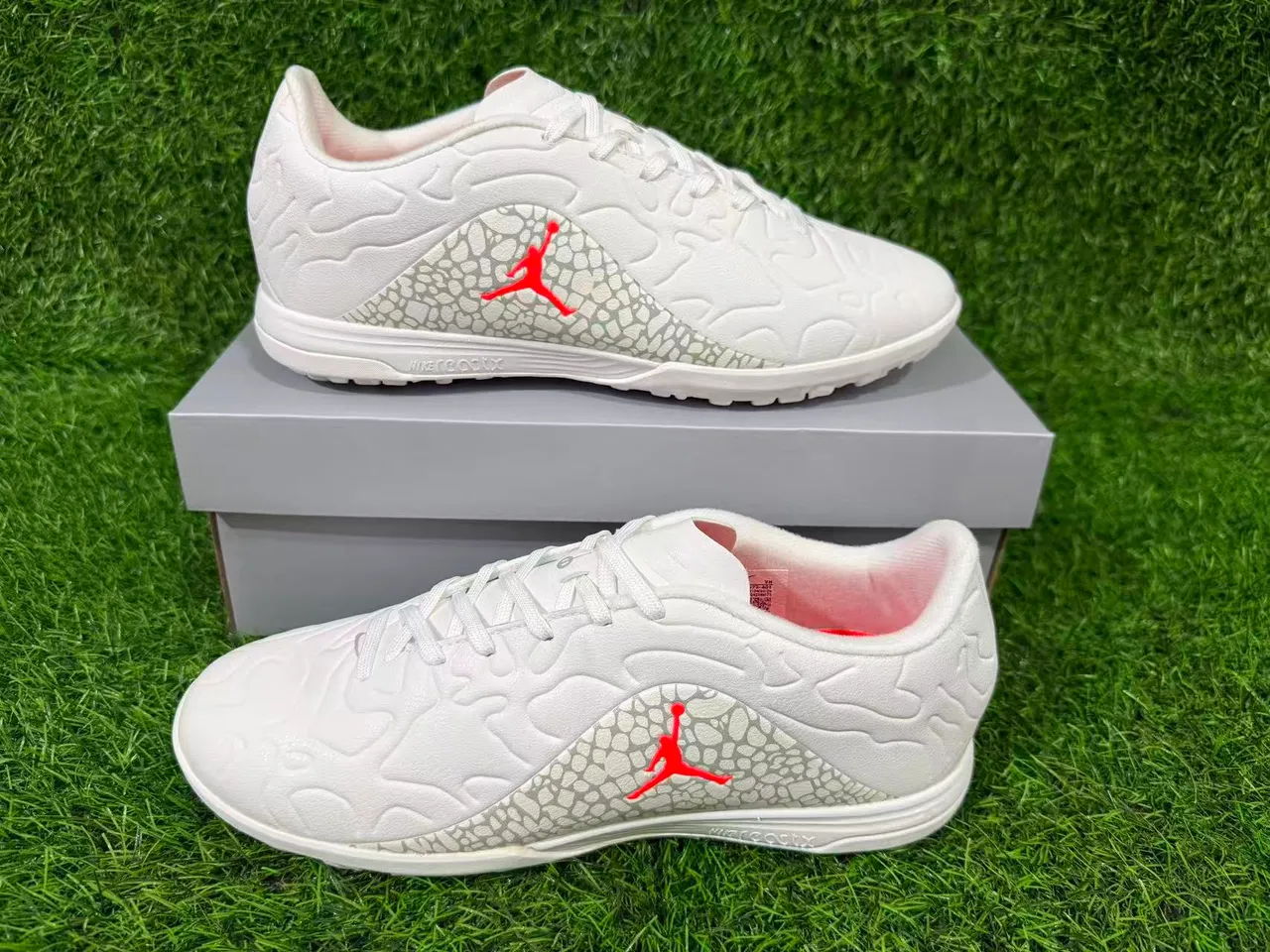 Zapatillas de fútbol turf Air Jordan Turf blanco y naranja 9