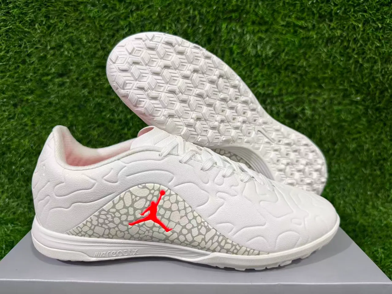 Zapatillas de fútbol turf Air Jordan Turf blanco y naranja 10