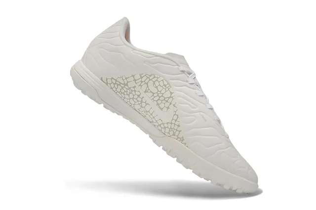 Zapatillas de fútbol turf Air Jordan Turf blanco y naranja 11