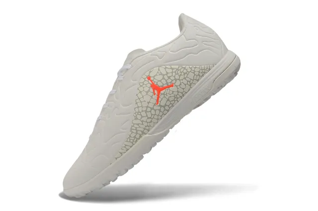 Zapatillas de fútbol turf Air Jordan Turf blanco y naranja 12