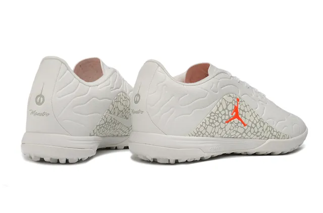 Zapatillas de fútbol turf Air Jordan Turf blanco y naranja 15