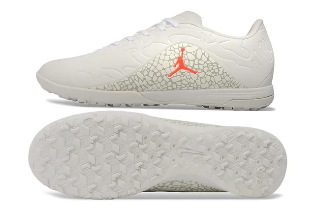 Zapatillas de fútbol turf Air Jordan Turf blanco y naranja 16