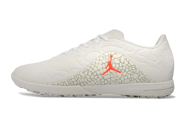 Zapatillas de fútbol turf Air Jordan Turf blanco y naranja 17