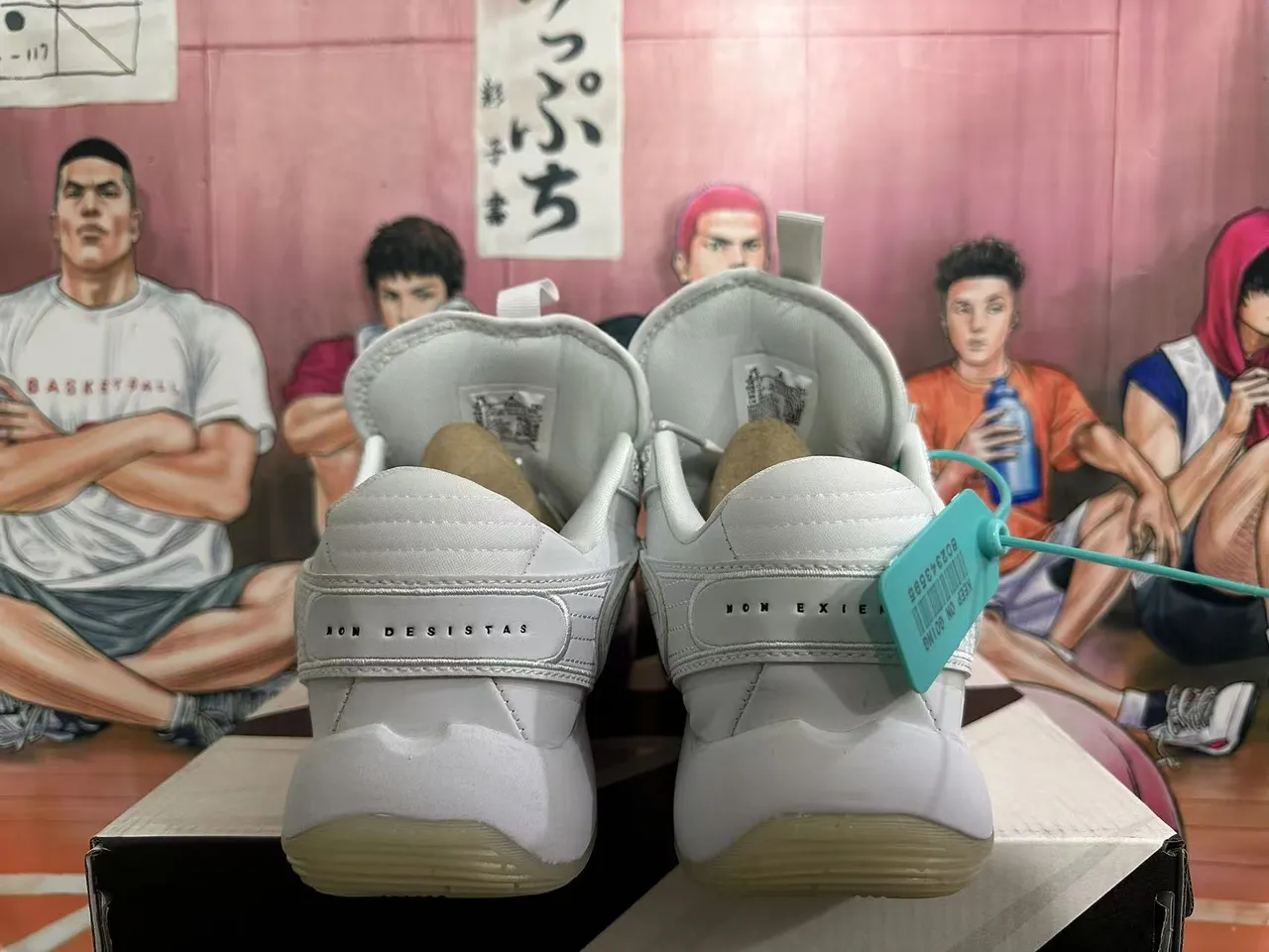 Chaussures de basketball montantes Air Jordan blanc et rose moucheté 2