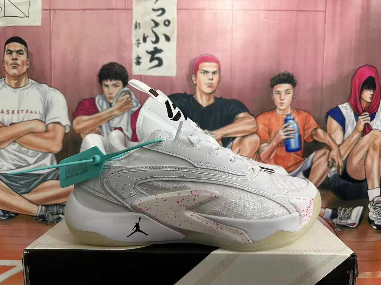 Chaussures de basketball montantes Air Jordan blanc et rose moucheté 4