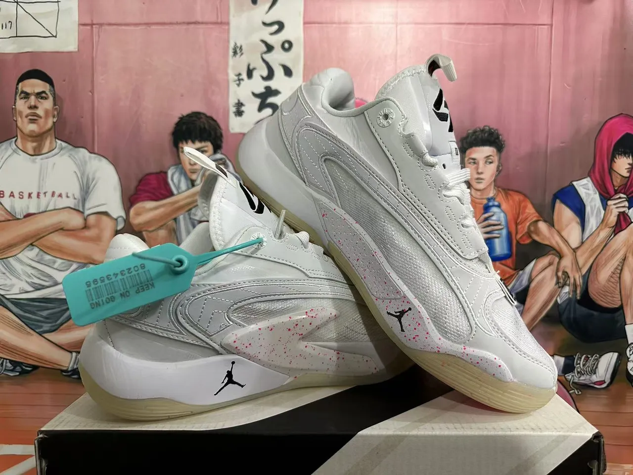 Chaussures de basketball montantes Air Jordan blanc et rose moucheté 5