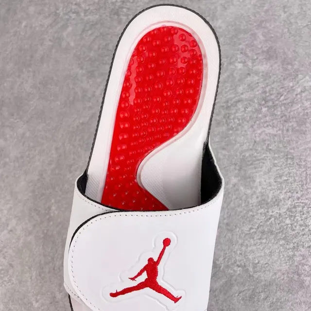 Chinelos Air Jordan silhueta slide com estampa assimétrica de chamas branco e vermelho 2