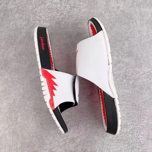 Chinelos Air Jordan silhueta slide com estampa assimétrica de chamas branco e vermelho 3