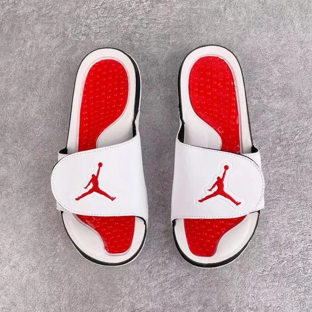 Chinelos Air Jordan silhueta slide com estampa assimétrica de chamas branco e vermelho 4