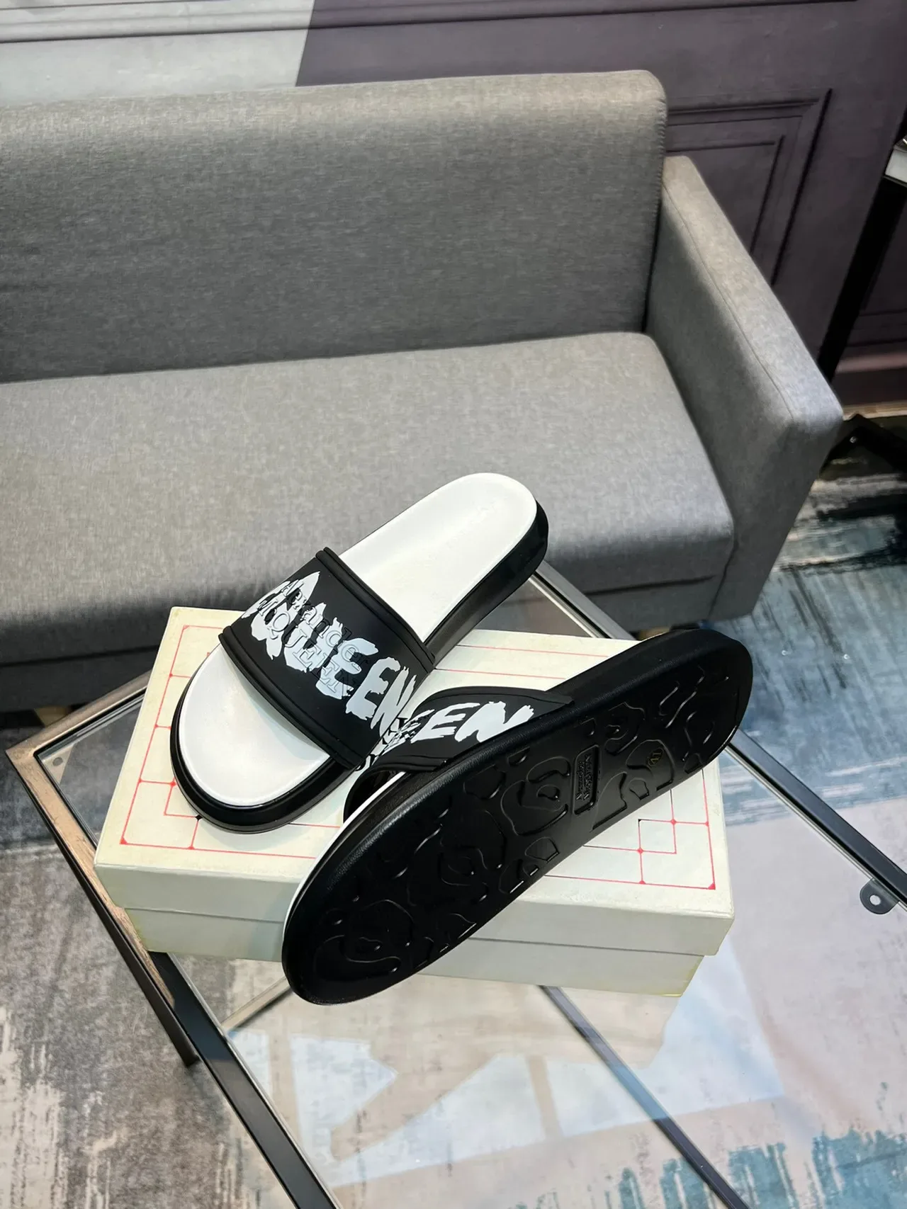 Alexander McQueen Logo Slide কালো সাদা স্ট্র্যাপ প্ল্যাটফর্ম সোল স্লিপার্স 4