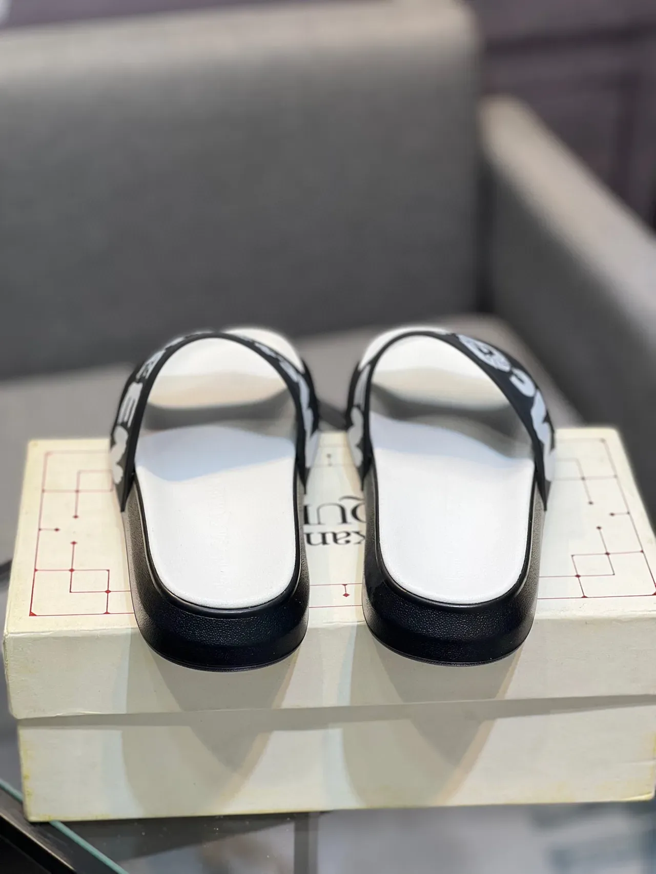 Alexander McQueen Logo Slide কালো সাদা স্ট্র্যাপ প্ল্যাটফর্ম সোল স্লিপার্স 7
