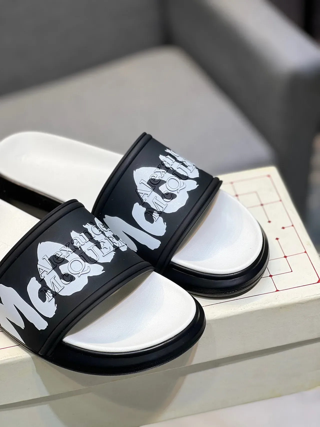 Alexander McQueen Logo Slide কালো সাদা স্ট্র্যাপ প্ল্যাটফর্ম সোল স্লিপার্স 8