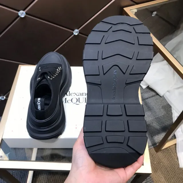 Alexander McQueen oversized sneaker noir lifestyle sneakers 4