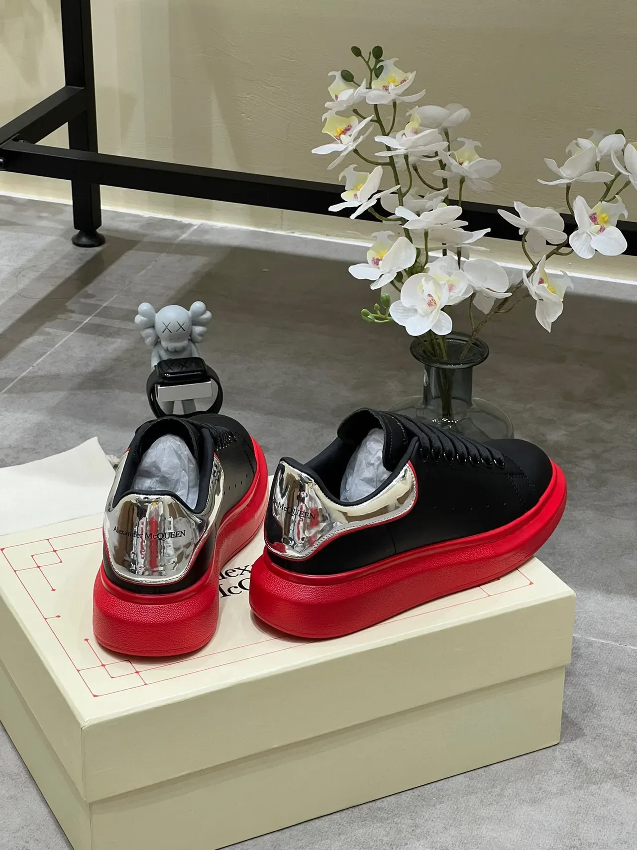 Alexander McQueen tênis oversized preto prateado vermelho tênis lifestyle 2