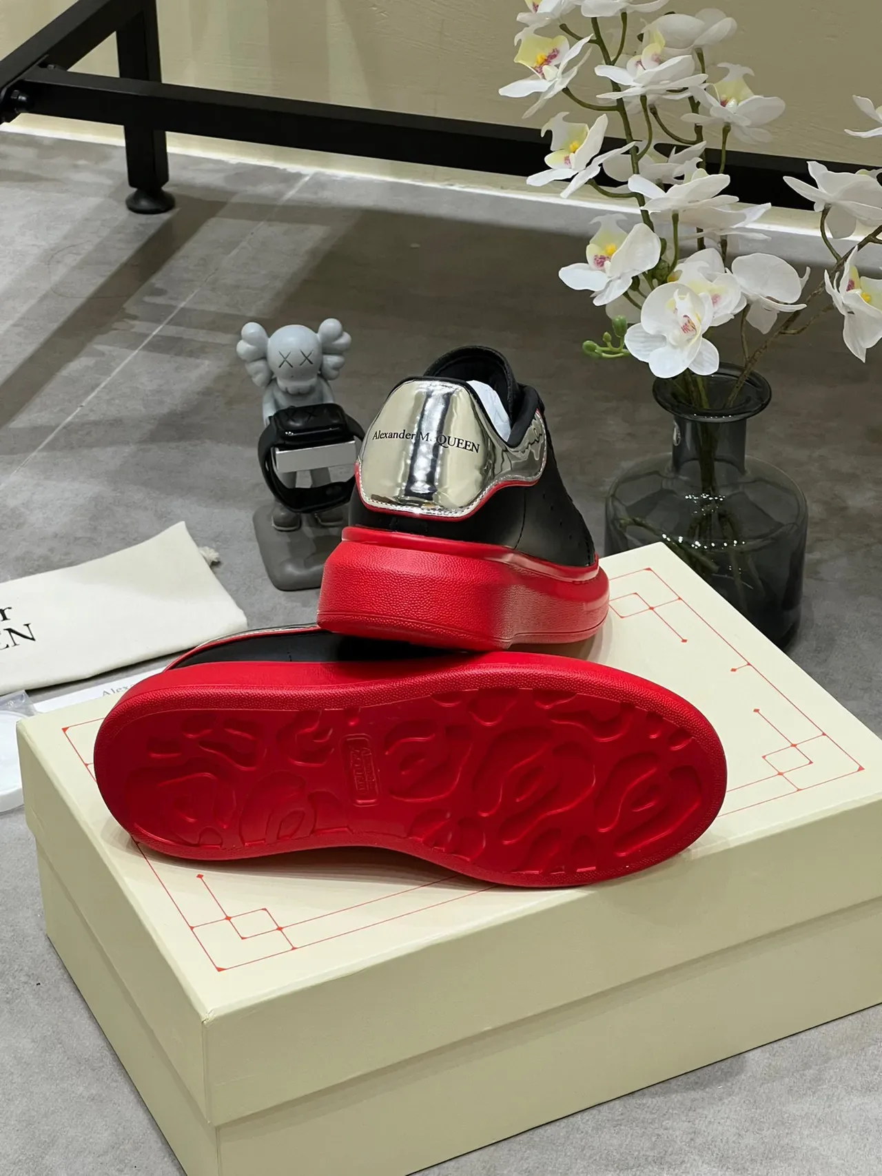 Alexander McQueen tênis oversized preto prateado vermelho tênis lifestyle 3