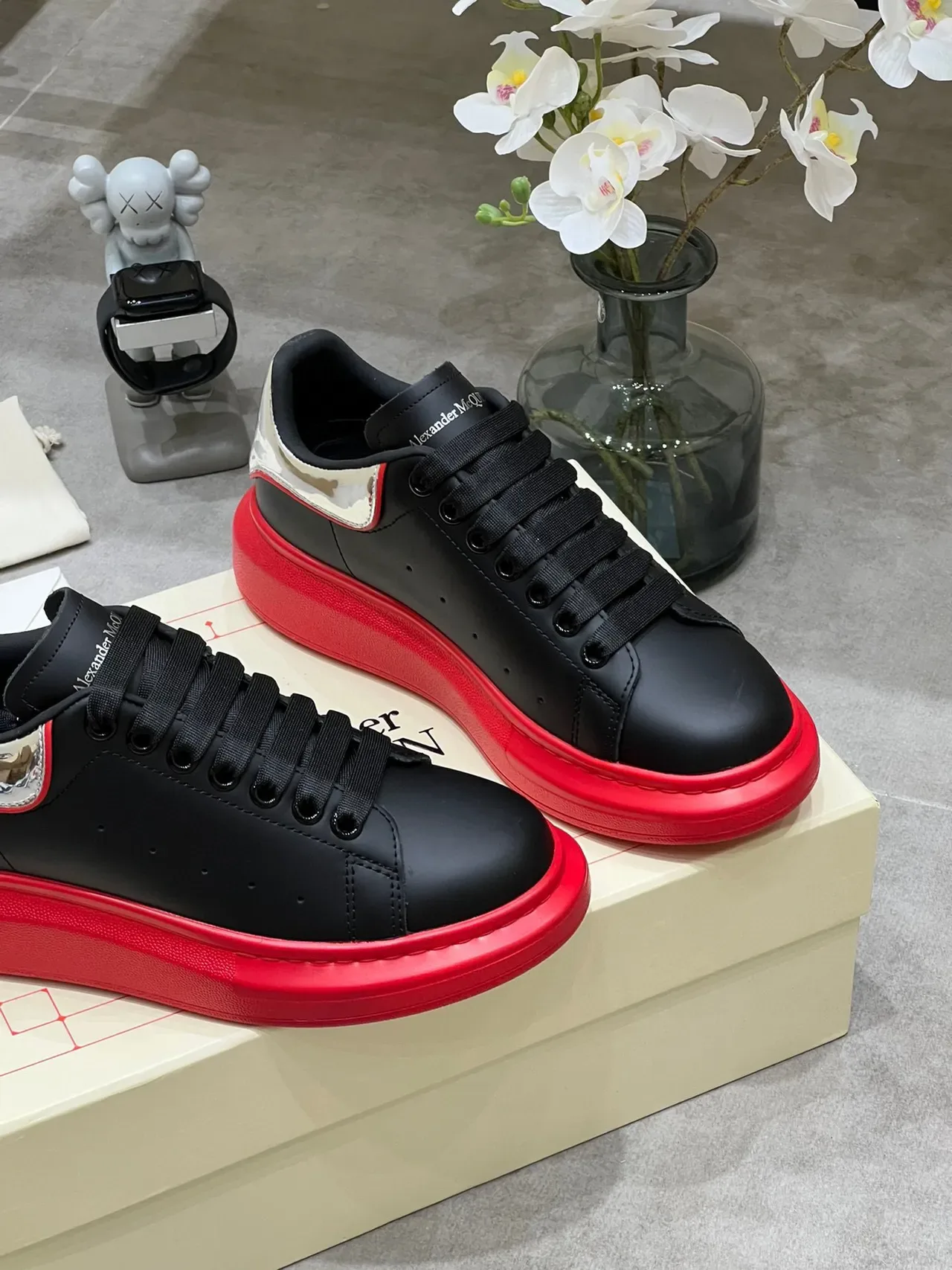 Alexander McQueen tênis oversized preto prateado vermelho tênis lifestyle 4