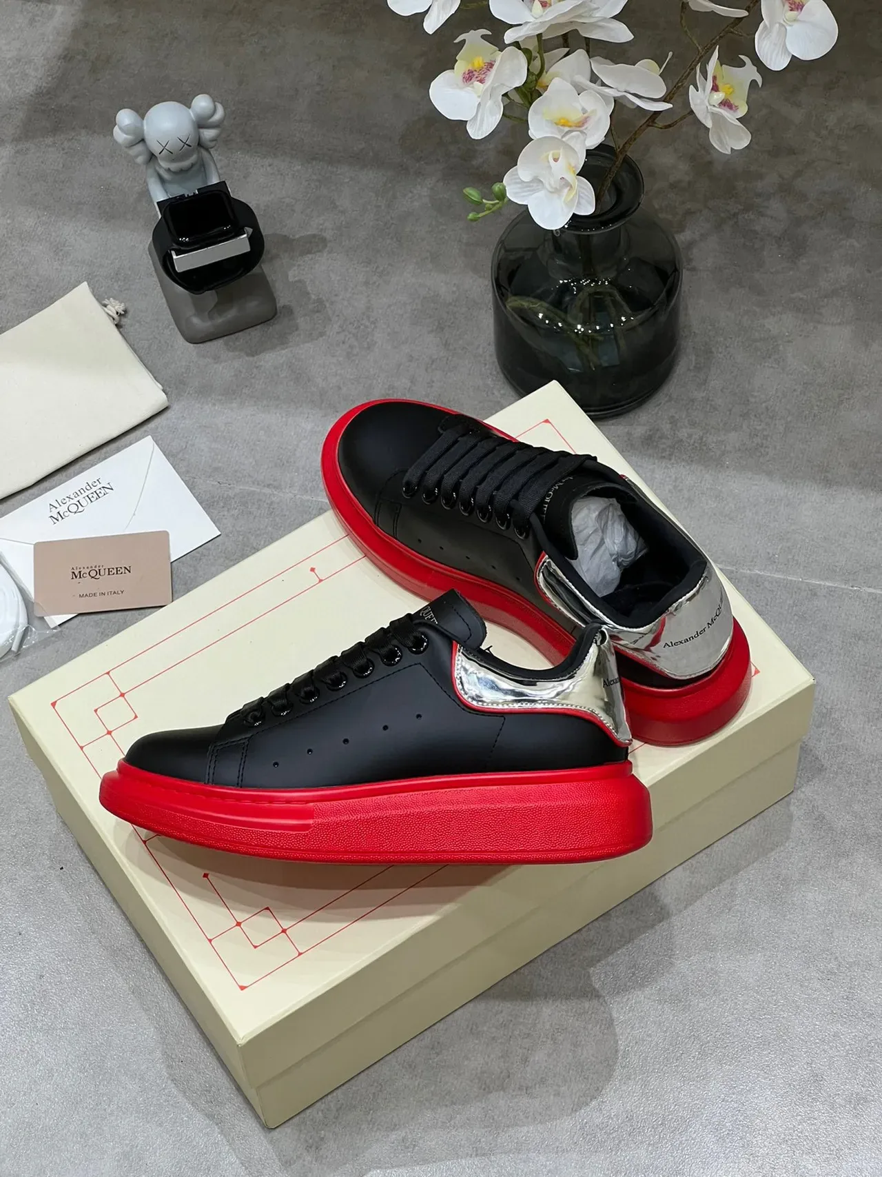Alexander McQueen tênis oversized preto prateado vermelho tênis lifestyle 5