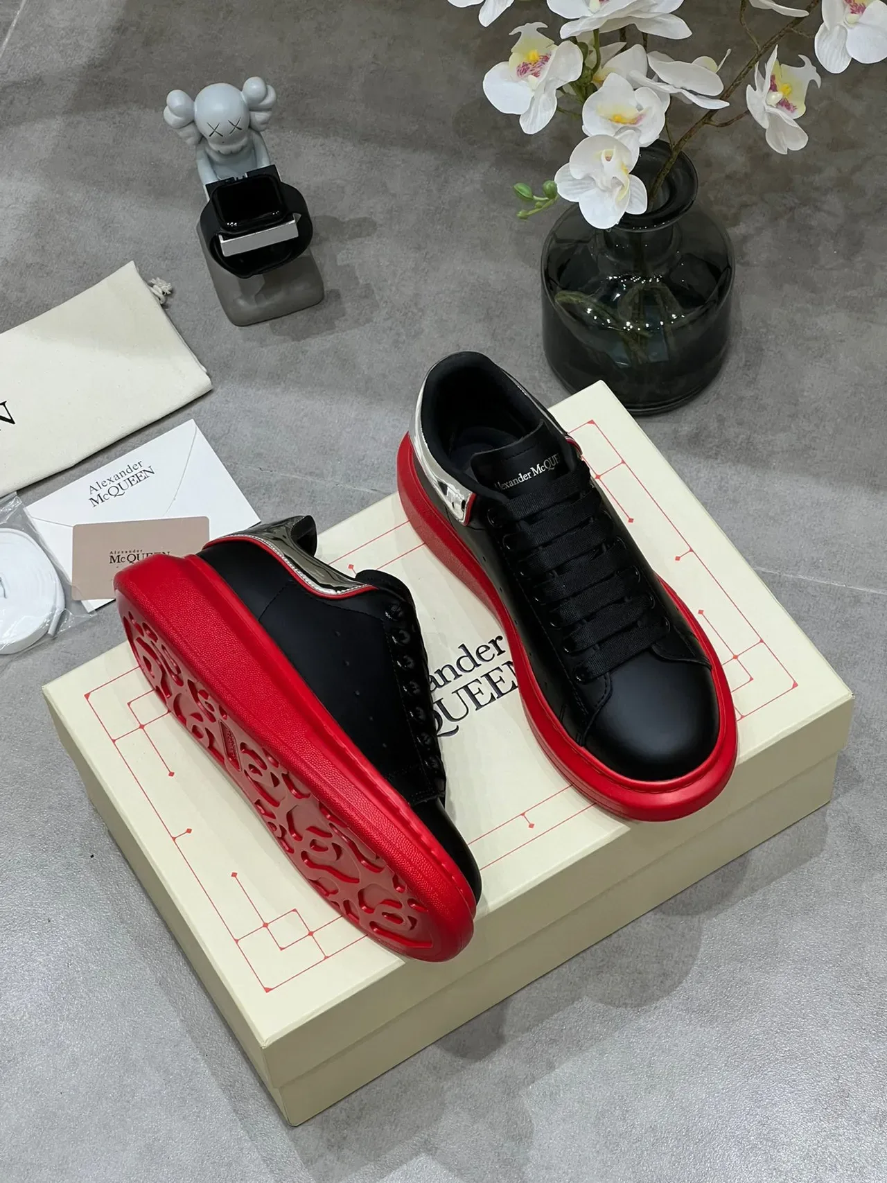 Alexander McQueen tênis oversized preto prateado vermelho tênis lifestyle 6