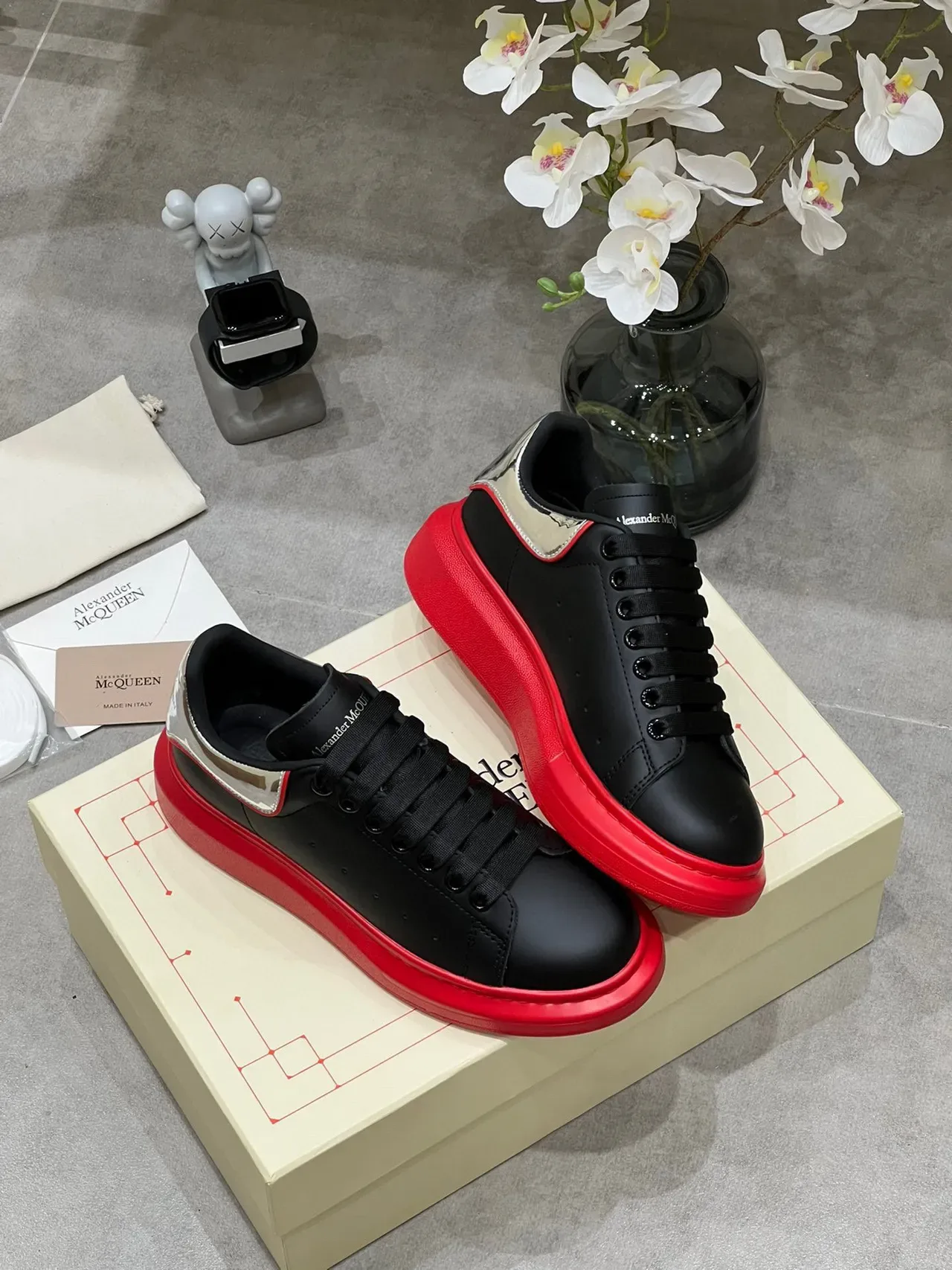 Alexander McQueen tênis oversized preto prateado vermelho tênis lifestyle 7